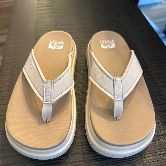 Reef Women’s Tan and White Flip Flops - Picture 2 of 3